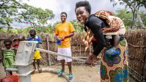 csm_care-sambia-lachende-frau-am-brunnen-2000x1333_58fe2aceec