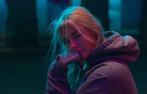 pwr-img_bg_blonde-girl